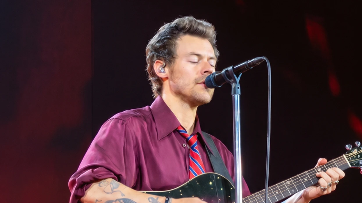 Harry Styles ndaloi performancën e tij dhe u kërko
