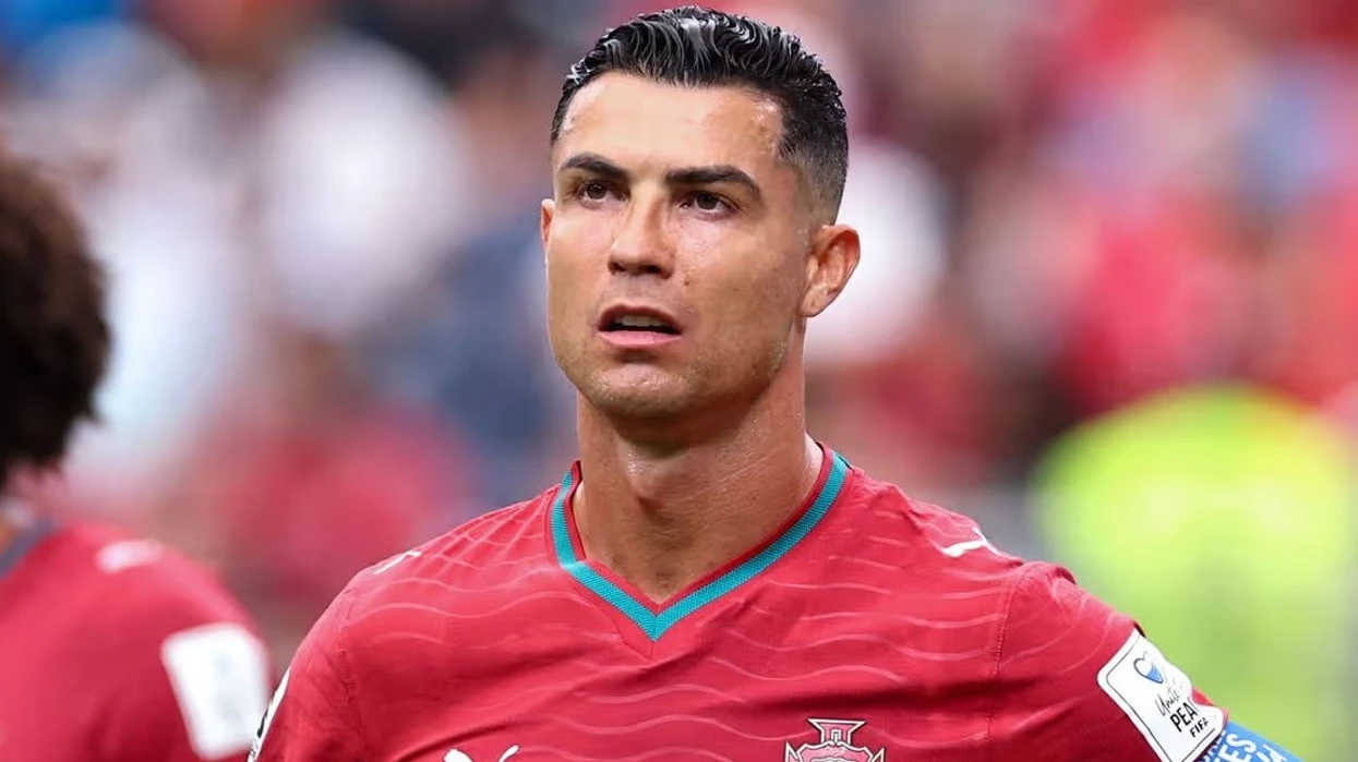 do-t-iu-heshte-te-gjitheve-shenon-het-trik-me-uzbekistanin-ish-ylli-i-anglise-i-del-ne-mbrojtje-cristiano-ronaldos