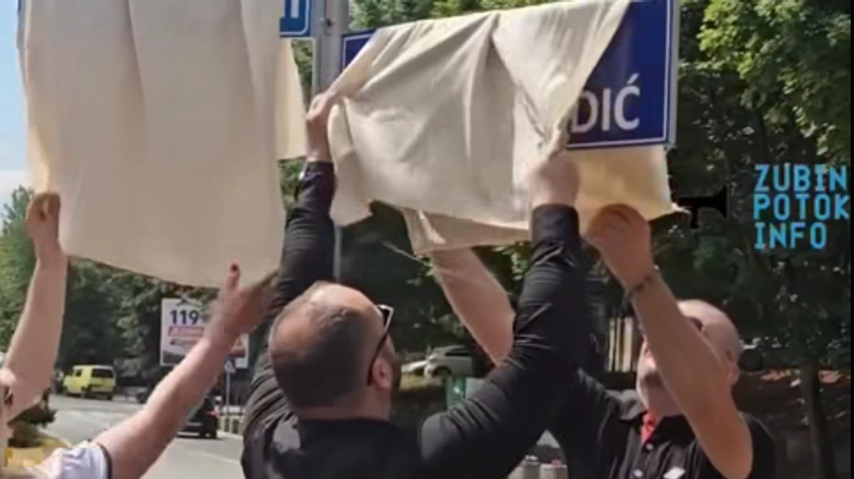 Mbulohen tabelat me emrat e rinj të rrugëve në Mitrovicën e Veriut  reagon policia