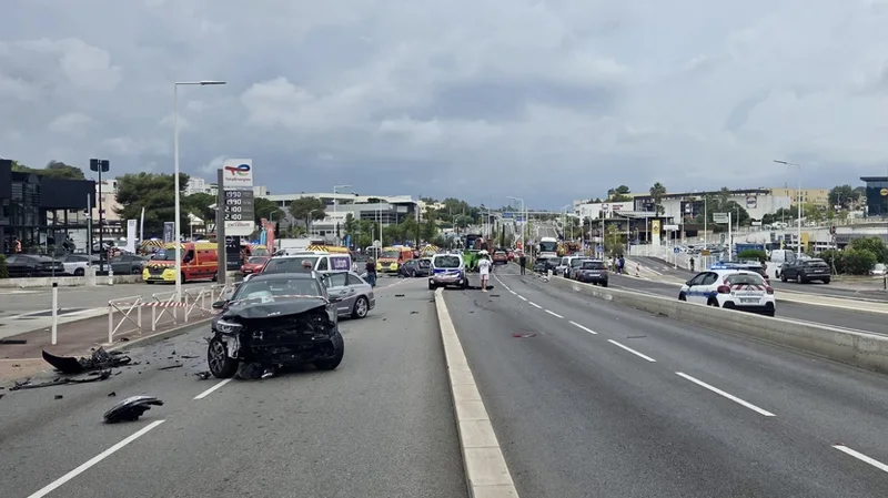 Aksident i rëndë në Francë  Kamioni përplas 23 makina  37 të plagosur