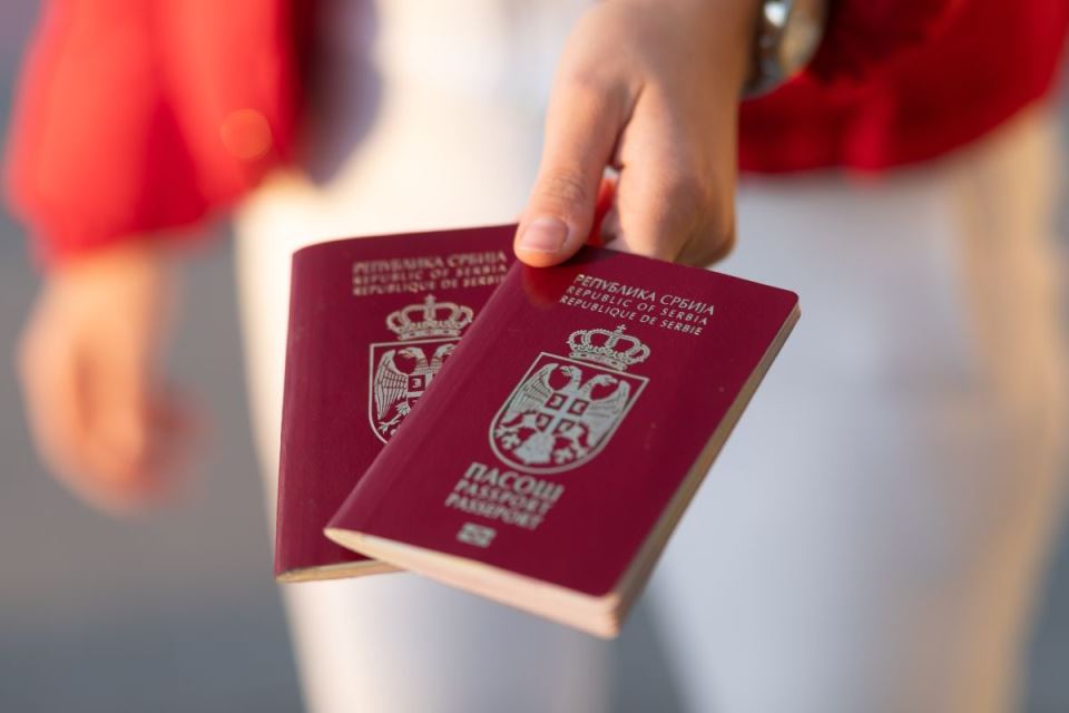 Editorial / Rusët me pasaporta serbe po bëhen kërcënim për B