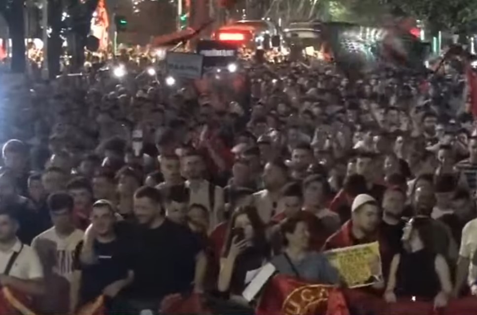 Tubim mbi 3 orë/ Protestuesit vazhdojnë marshimin: