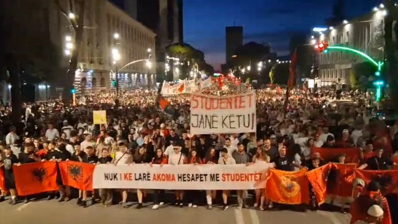  Çohuni nga kafja   dita e 16 të e protestës në Tiranë  qytetarët nisin marshimin në rrugët e kryeqytetit  Nismëtari  Mos u përçani