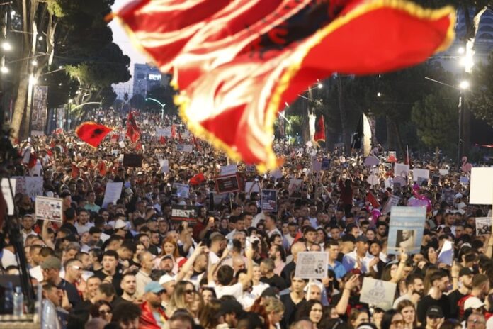 Qeveri teknike me mandat 12 mujor  ndryshim i Kushtetutës dhe Kodit Zgjedhor  protestuesit rendisin 5 kërkesa  Kryeministri jo më shumë se 2 mandate
