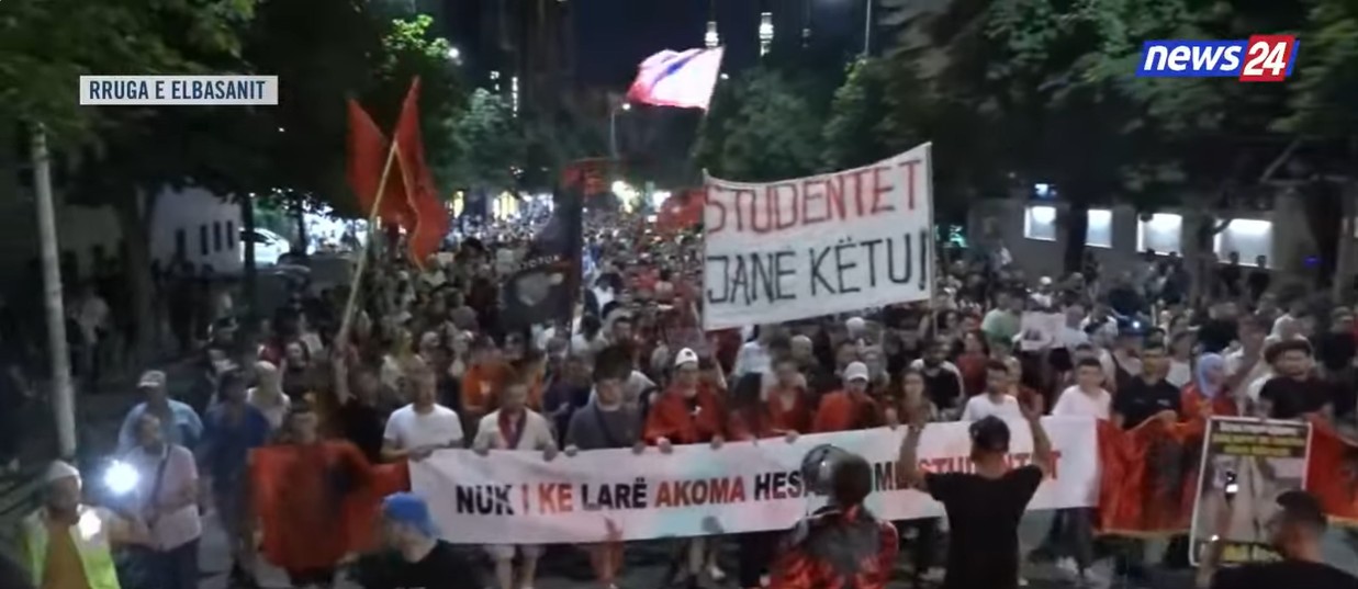  Çohuni nga kafja    Protestuesit marshojnë nëpër Tiranë  thirrje qytetarëve që t i bashkohen revoltës masive