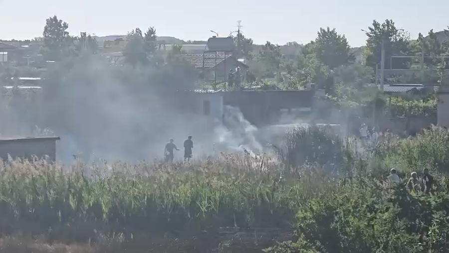 Zjarr në Vlorë  rrezikohen edhe banesat