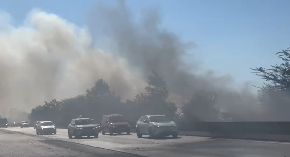 bllokohet-autostrada-durres-tirane-mbulohet-nga-tymi-5-zjarrfikese-ne-terren-per-shuarjen-e-flakeve