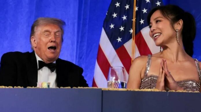 pas-te-shtenave-me-arme-trump-merr-pjese-ne-darken-tradicionale-te-gazetareve