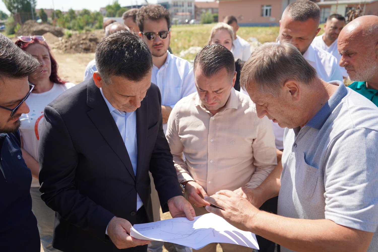Hoxha në terren në Hasanbeg  Në vijim e sipër realizimi i një projekti të rëndësishëm për rregullimin e kanalit