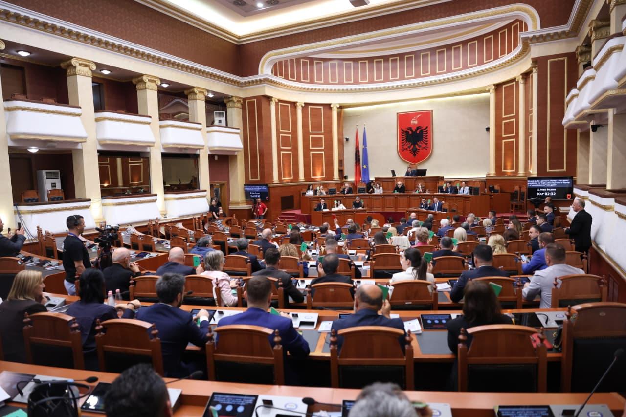 Kuvendi në seancë plenare  interpelancë me ministrin Gonxhja