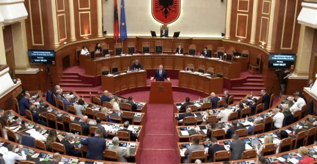 Klosi opozitës  Po zgjateni pafund se nuk doni të diskutohet për  21 janarin 