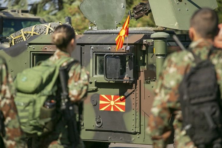 Mickoski merr pjesë në promovimin e pajisjeve të reja ushtarake në kazermën  Ilinden 