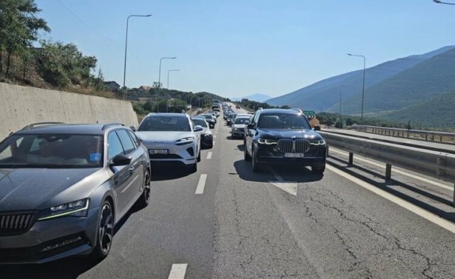 Kamioni i djegur në rrugë shkakton radhë kilometrike në Morinë për të hyrë në Kosovë