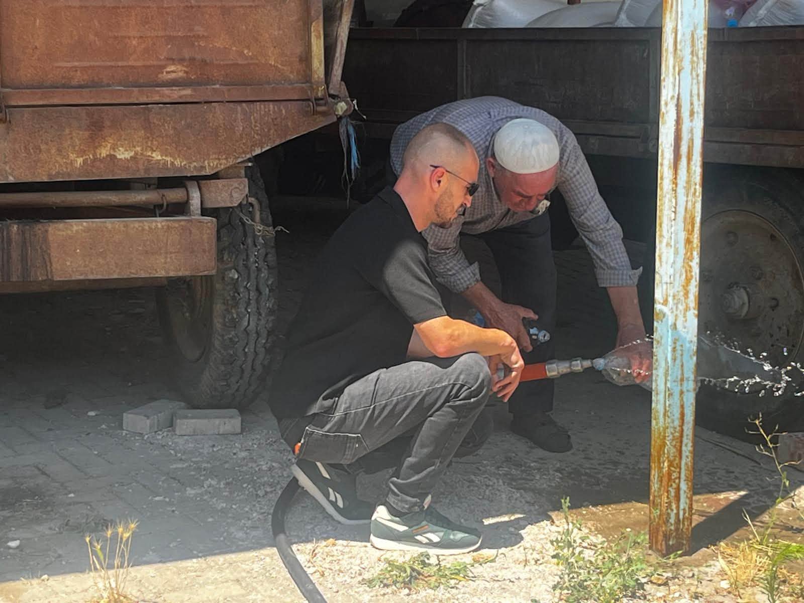 Drejtori i NPK Samet Bislimi bashkë me ekip ndihmon banorët e Çajlës me furnizim me ujë të pijshëm