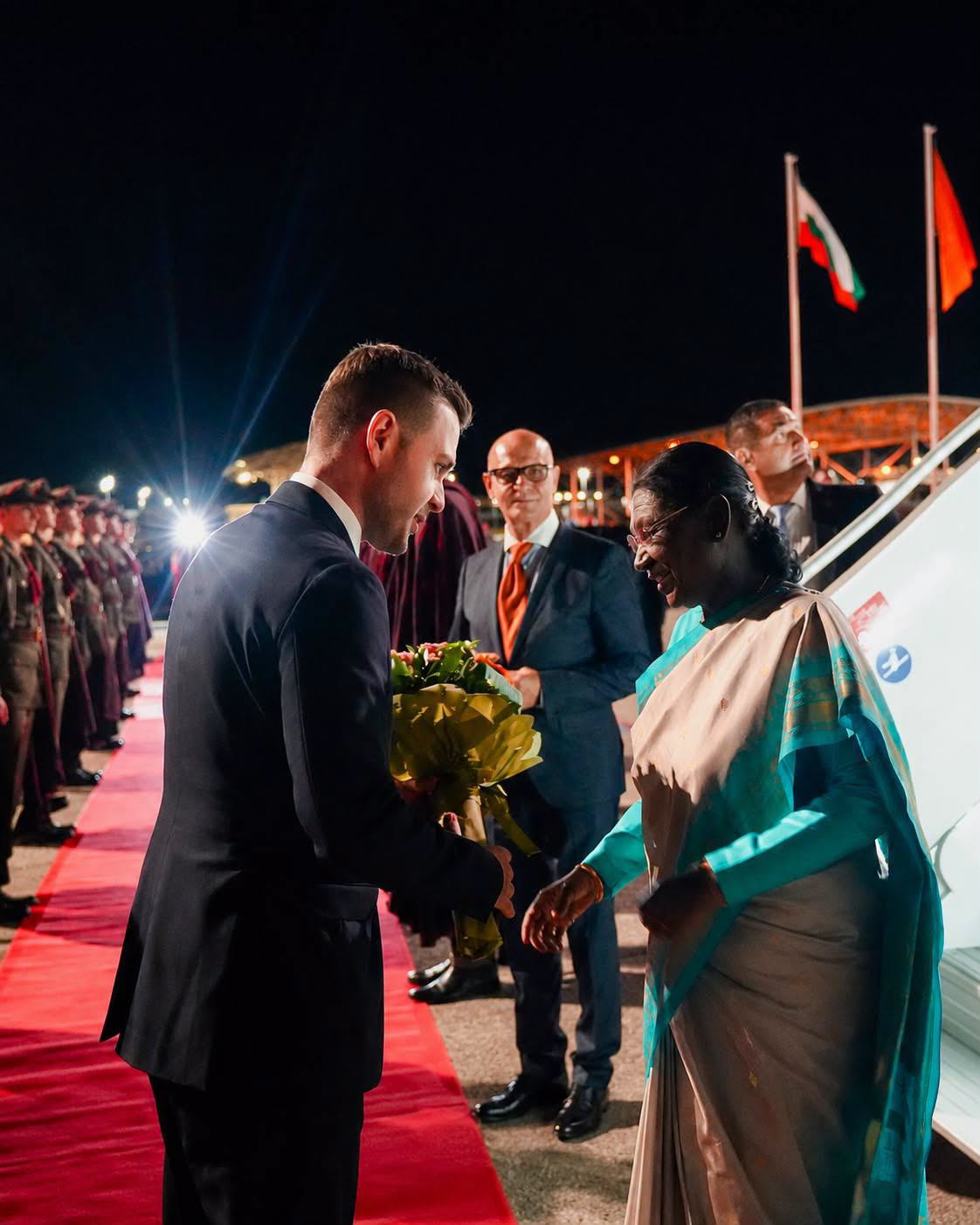 presidentja-e-indise-murmu-mberine-per-vizite-ne-shkup-ne-aeroport-e-pret-mpj-mucunski