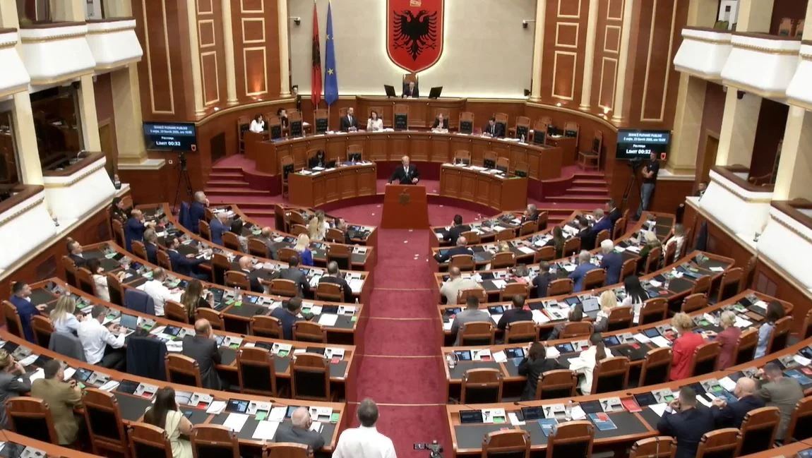 Pesë minuta pushim për punimet në Kuvend  Peleshi kërkon mbledhje e kryetarëve të grupeve  S mund të vazhdojmë kështu me fjalët për procedurë