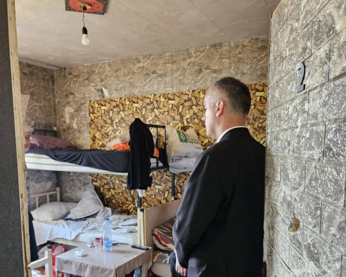 Avokati i Popullit zbulon dhunë në burgun e Shkupit: Çfarë gjeti gjatë vizitës së tij
