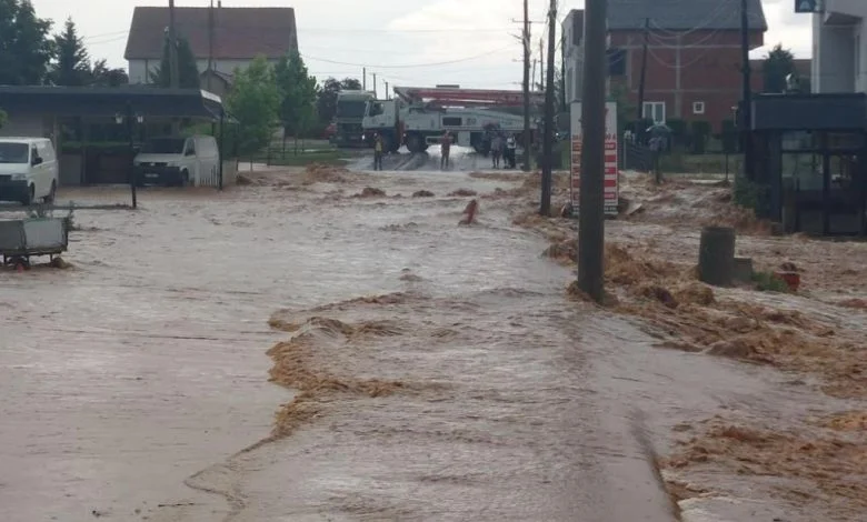 Reshjet e mëdha të shiut bllokojnë rrugën në magjistralen Ferizaj Gjilan