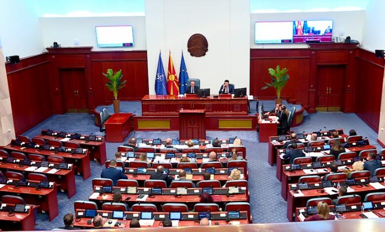 Tensione dhe përplasje mes deputetëve të partive shqiptare në Kuvend
