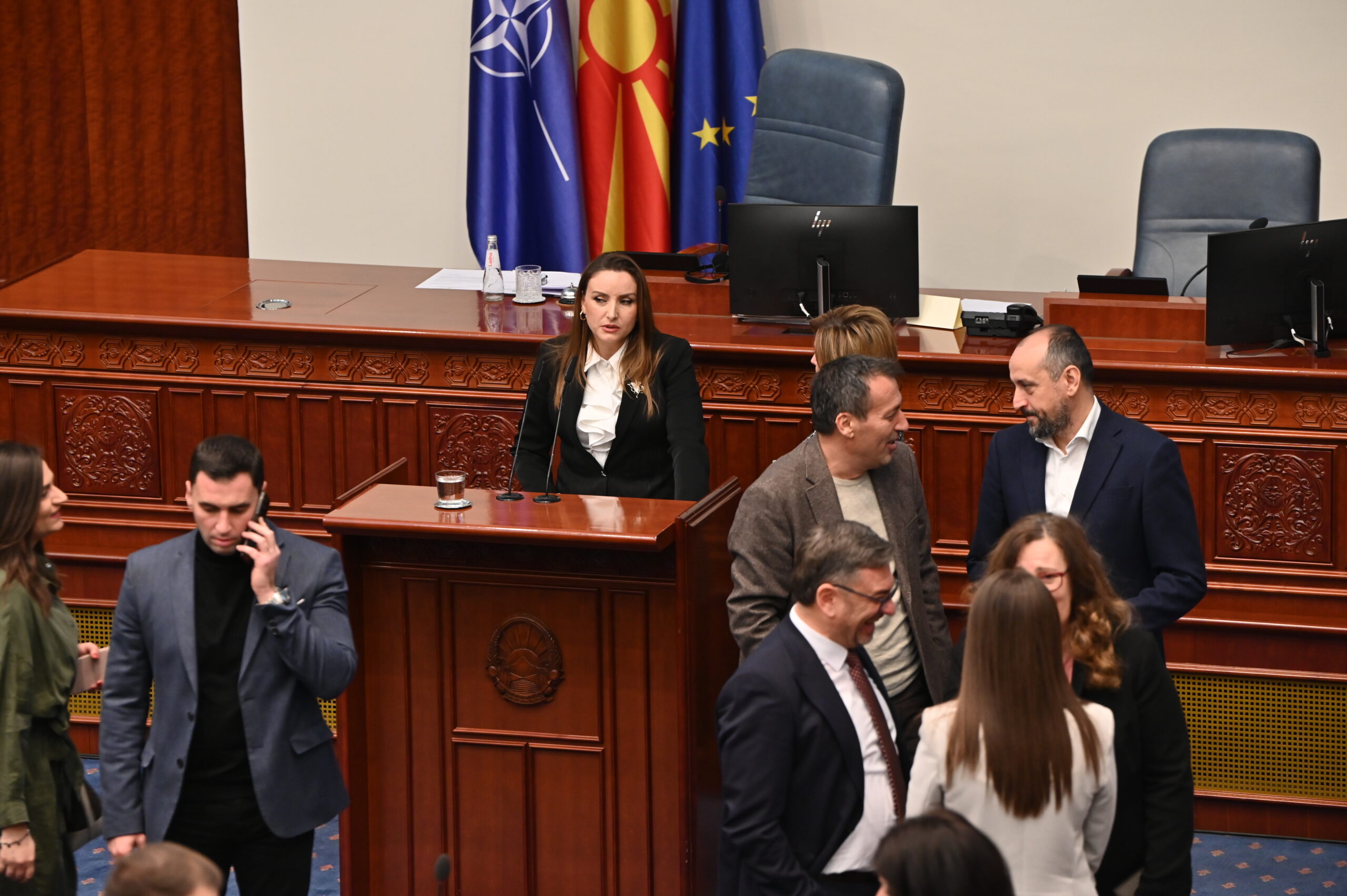 shume-bllokada-vetem-nje-here-pyetje-deputetesh-blloku-opozitar-shqiptar-e-bllokon-foltoren-parlamentare