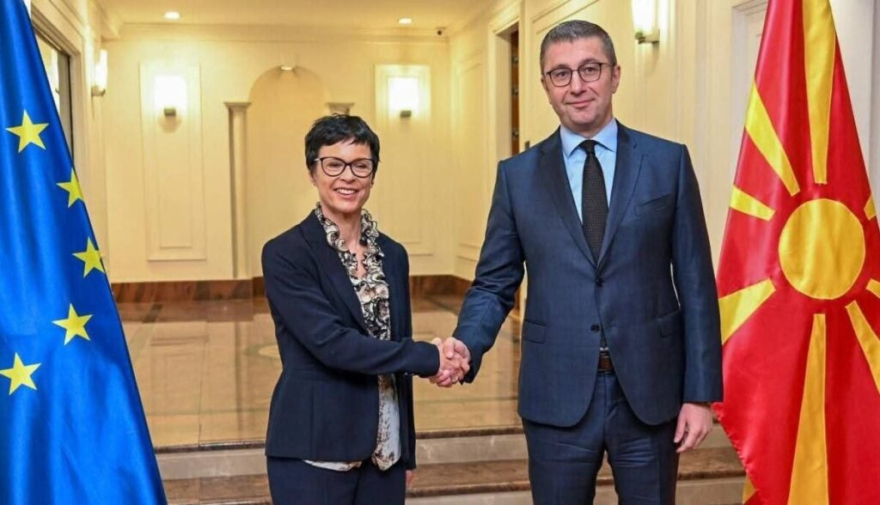 Mickoski nesër do ta presë komisaresën evropiane Kos  Në fokus të takimit do të jenë eurointegrimet dhe reformat