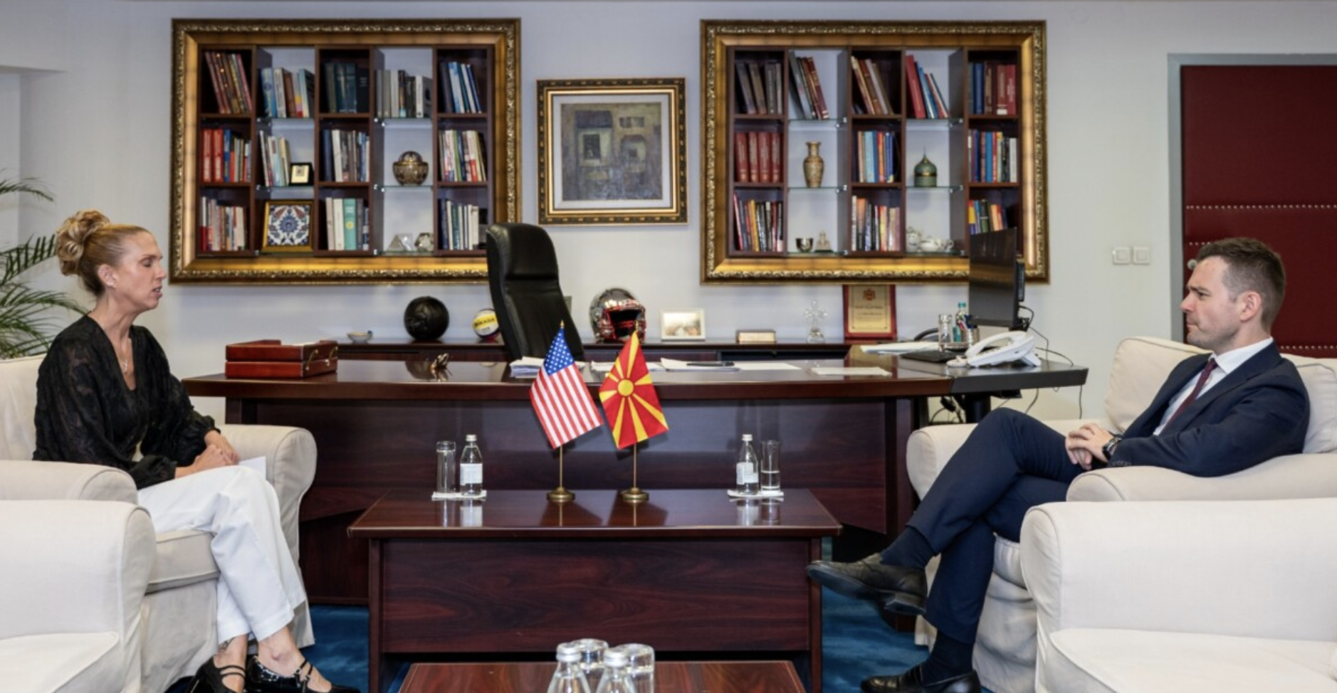 Mucunski u takua me ambasadoren amerikane në Shkup  SHBA dhe Maqedonia e Veriut e forcojnë partneritetin strategjik