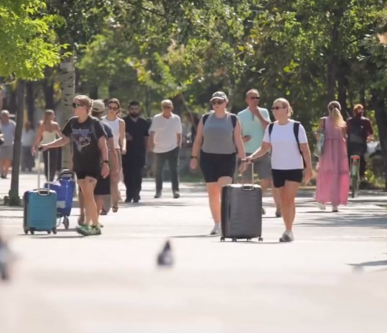 Tirana  në një ditë të zakonshme plot me turistë