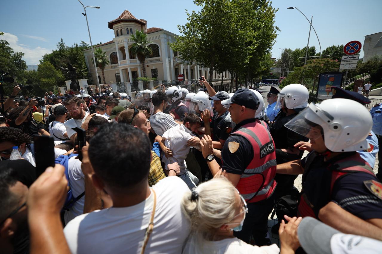 Ambasada e SHBA  mesazh qytetarëve amerikanë në Tiranë  Shmangni pjesëmarrjen në protestë  vendosni në prioritet sigurinë tuaj personale
