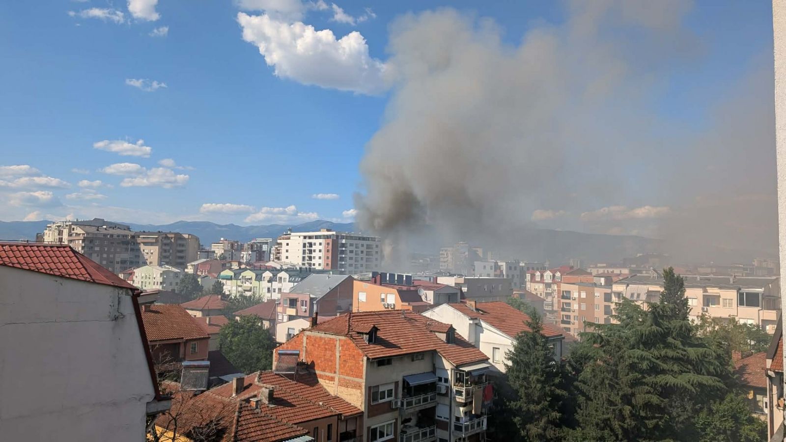 Zjarr në një depo në Kisella Vodë  u dëgjuan shpërthime gjatë ndërhyrjes së zjarrfikësve