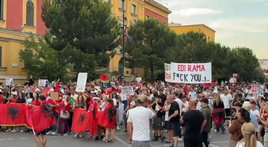 Marshimi drejt Kryeministrisë  me thirrje të forta  Rama  jepe dorëheqjen