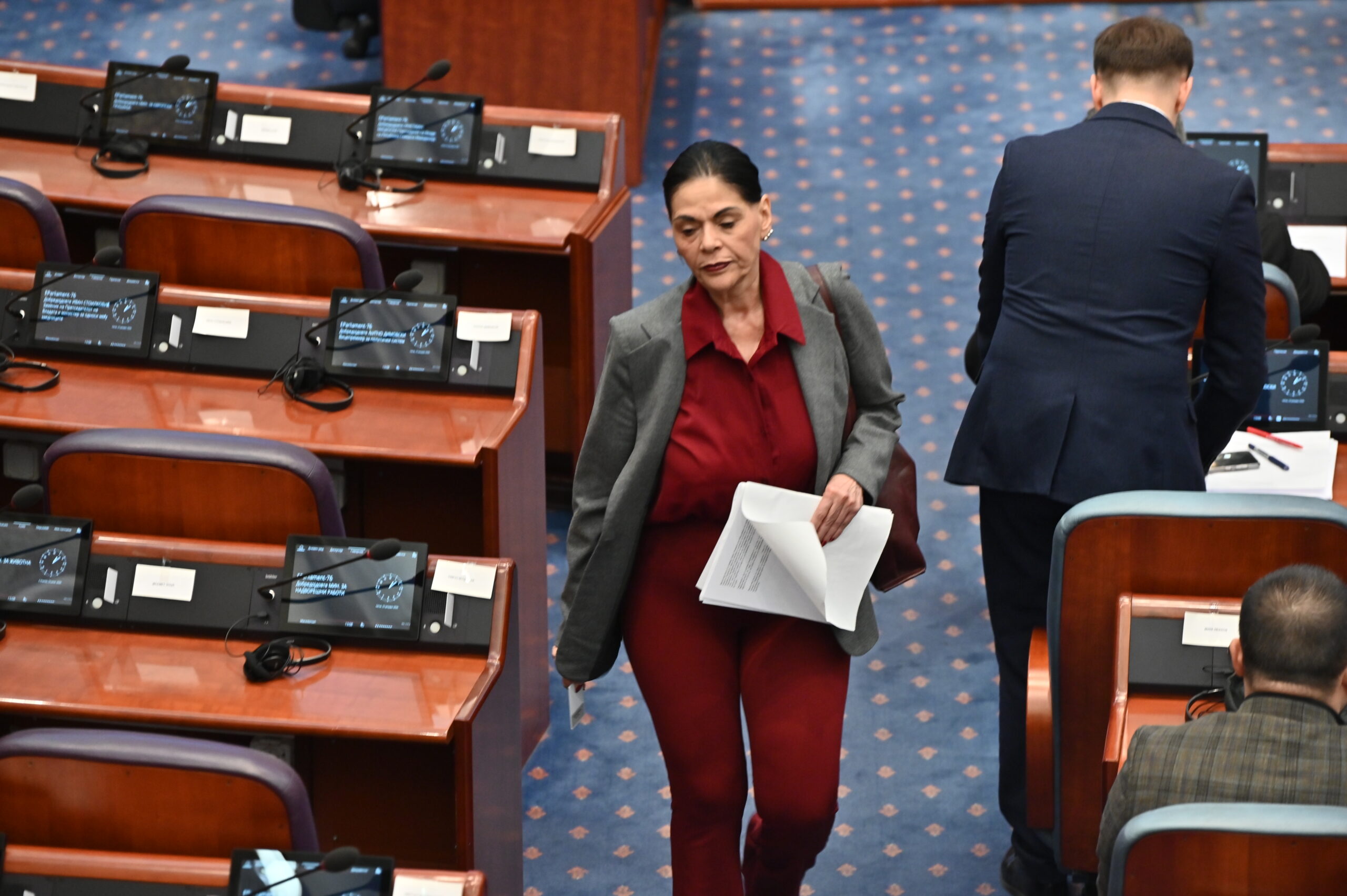 Seanca plenare u zhvillua në atmosferë të tensionuar  Kuvendi rikujton detyrimin për respektimin e Kodit Etik dhe dinjitetin parlamentar