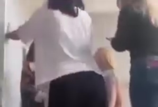 Prokuroria e obligon me paraqitje të dyshuarën për dhunë ndaj vajzës minorene