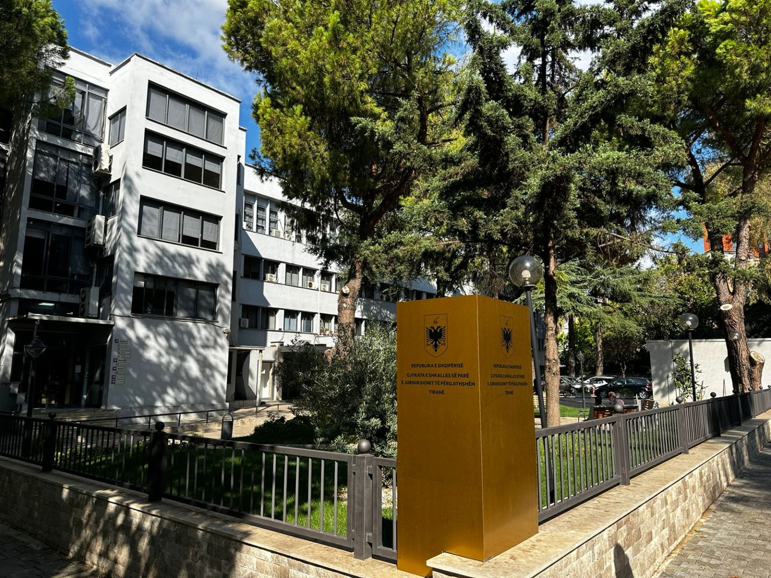 Gjykata e Tiranës  sportelet deri në orën 13 00 gjatë sezonit veror