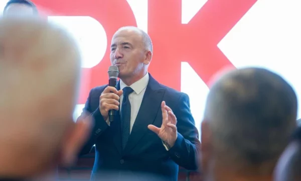 Gazmend Muhaxheri jep detaje nga brenda sallës  Po votojnë delegatët e Mitrovicës  procesi duket demokratik