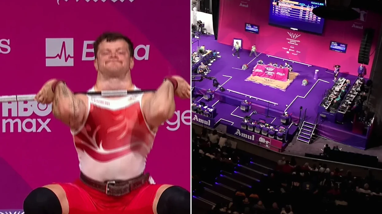 Anglezit i bie të fikët para kamerave teksa ngrinte pesha  pesë minuta më vonë fiton medalje