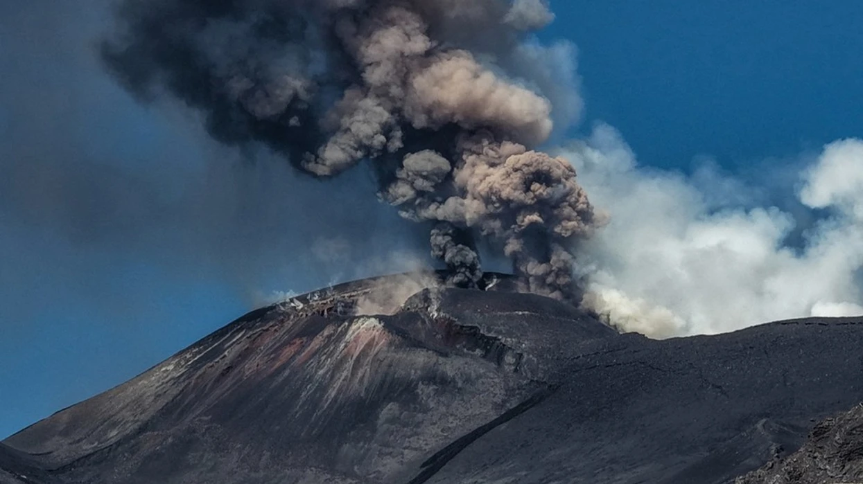 shperthen-vullkani-etna-re-e-madhe-hiri-mbi-sicili