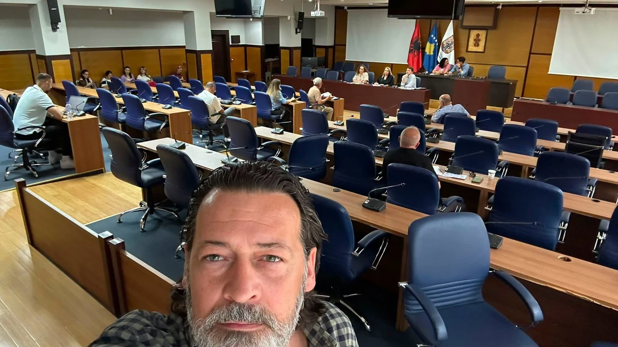 Vetëm 7 qytetarë në dëgjimin për buxhetin e arsimit  Sveçla kritikon ekzekutivin komunal
