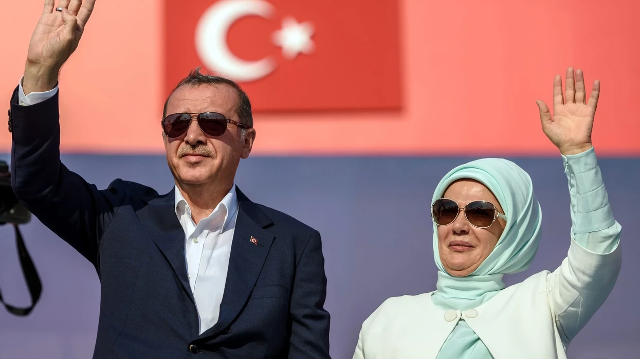 gruaja-e-erdoganit-pret-bashkeshortet-e-lidereve-ne-samitin-e-nato-s-organizon-nje-dreke-te-vecante