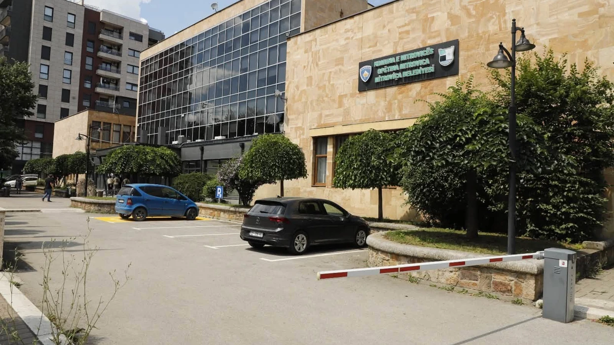 Peci  Mërgimtarët do të kenë parking falas në hapësirat komunale në Mitrovicë
