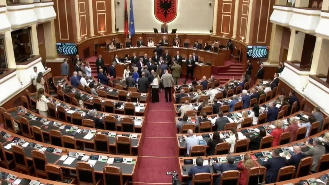 Opozita në  këmbë  pengon procesin e votimit duke bërë zhurmë  mazhornaca vijon me kalimin e projektligjeve