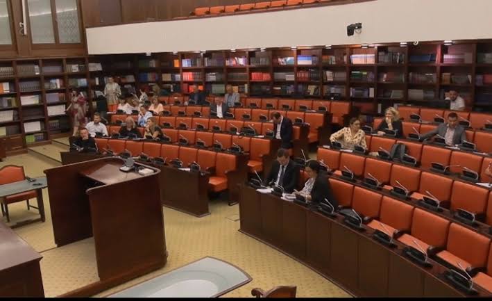 Debati për ribalancin e Buxhetit nis në Komision  224 amendamente në shqyrtim