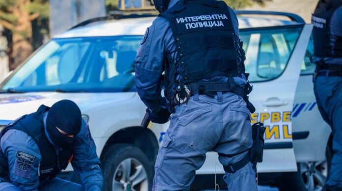 Shoferi agresiv kërcënon policët e trafikut në Gostivar