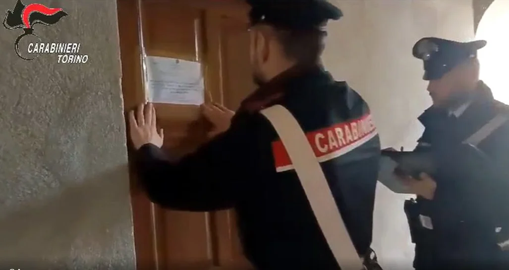 Tmerr në Itali  Spërkati me naftë të dashurën dhe tentoi t i vinte flakën  47 vjeçari ndalet në sekondën e fundit