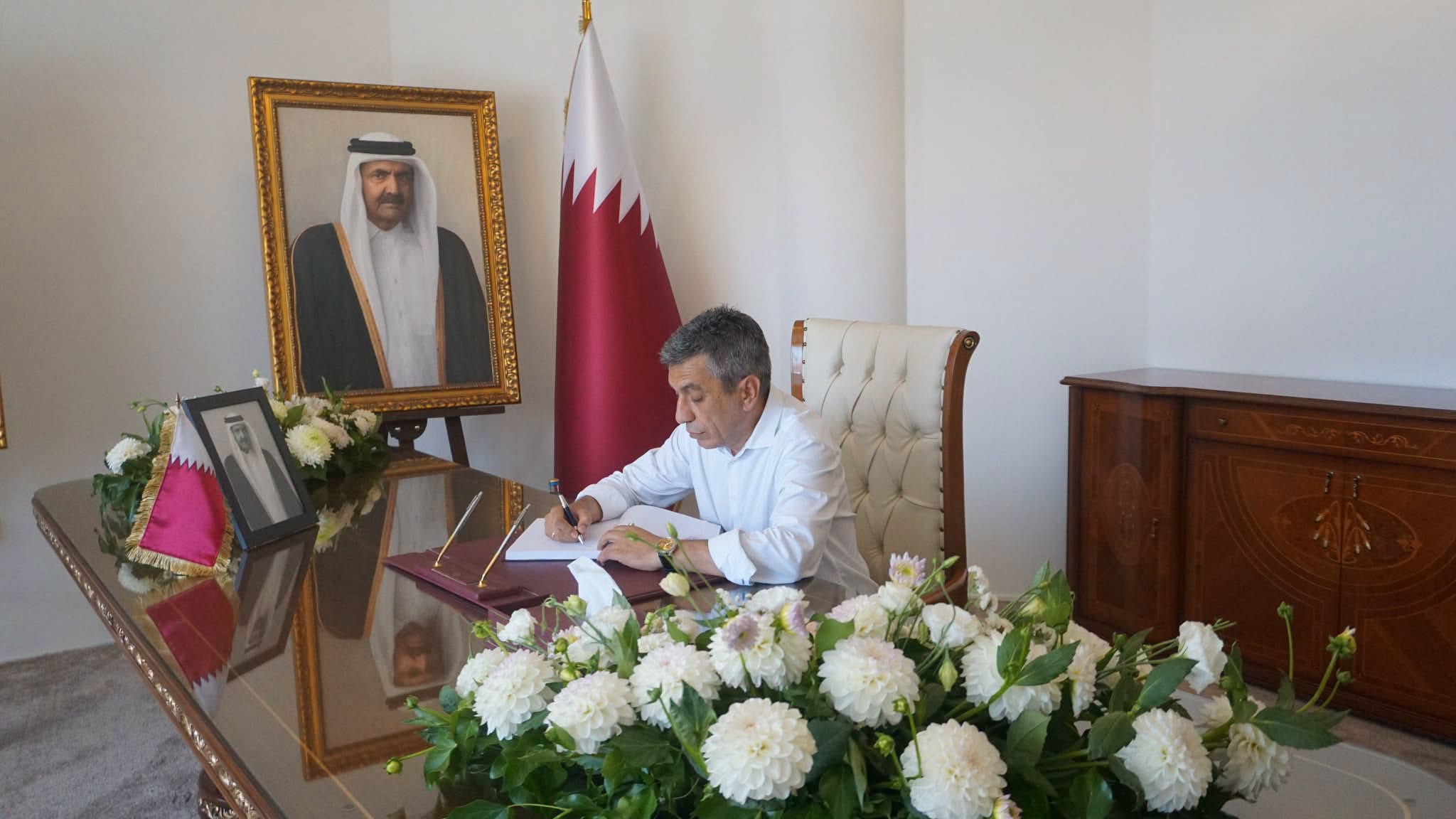Izet Mexhiti nënshkruan në Librin e Zisë për Sheikh Hamad bin Khalifa Al Thanin