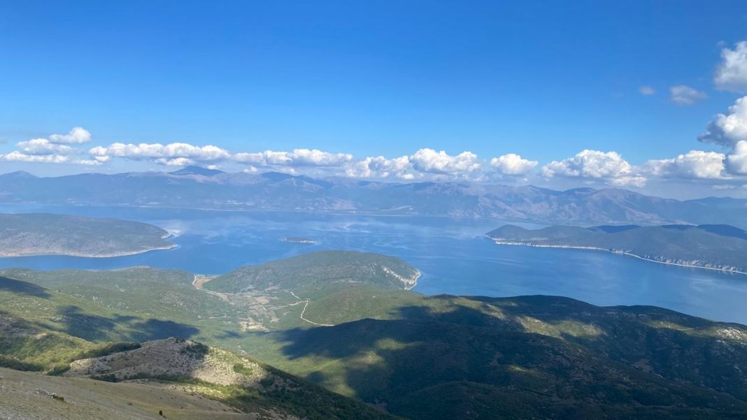 Mot i nxehtë me reshje të dobta shiu  shtrëngata në relievet malore