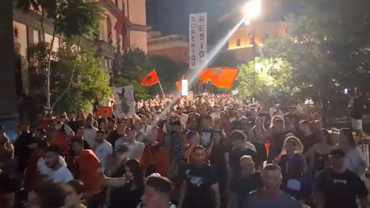 Dita e 34 të e tubimit   Lironi çunat  vëllezërit tanë   protestuesit nisin marshim në rrugët e kryeqytetit  destinacioni komisariati nr  3