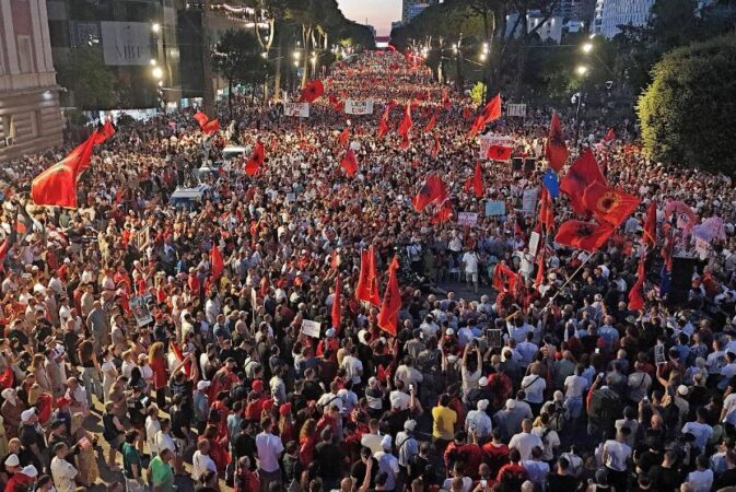 Revolta në ditën e 53 të kundër qeverisë  Shqiptarët kërkojnë dorëheqjen e panegociueshme të Ramës  Nuk tërhiqemi 