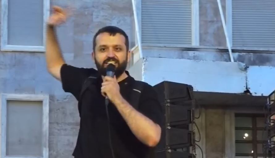  Nuk përfaqësoni aspiratat tona   Aktivisti  Nesër në orën 10 00 para Parlamentit  t i ndalojmë deputetët të futen