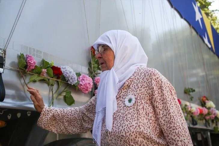 Arkivolet me mbetjet mortore të viktimave të gjenocidit të Srebrenicës u përcollën nga Visoko