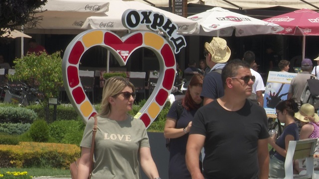 Rrugë të mbushura  terasa dhe plazhe plot   Ohri po jeton ritmin e plotë të sezonit turistik